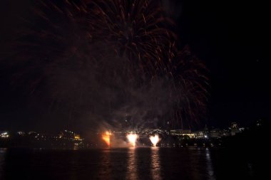 Siyah gökyüzüne karşı renkli havai fişekler