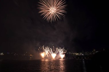 Siyah gökyüzüne karşı renkli havai fişekler