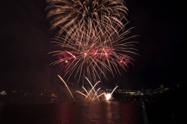 Siyah gökyüzüne karşı renkli havai fişekler