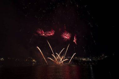 Siyah gökyüzüne karşı renkli havai fişekler