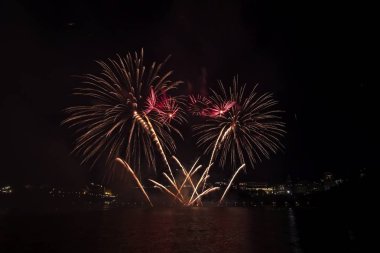 Siyah gökyüzüne karşı renkli havai fişekler