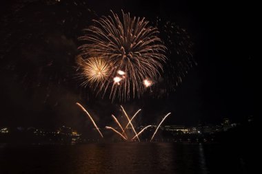 Siyah gökyüzüne karşı renkli havai fişekler