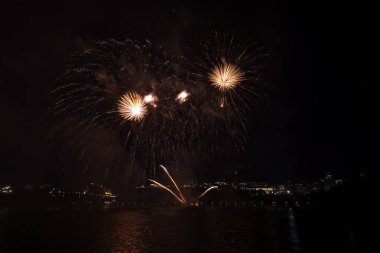 Siyah gökyüzüne karşı renkli havai fişekler