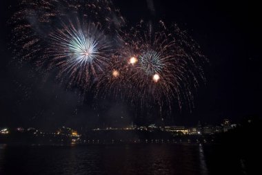 Siyah gökyüzüne karşı renkli havai fişekler