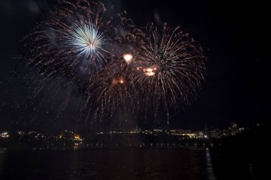 Siyah gökyüzüne karşı renkli havai fişekler