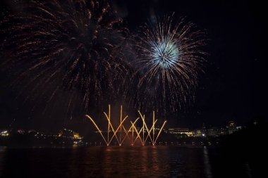 Siyah gökyüzüne karşı renkli havai fişekler