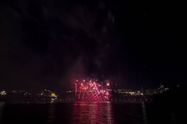 Siyah gökyüzüne karşı renkli havai fişekler