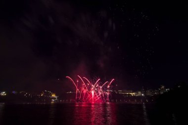 Siyah gökyüzüne karşı renkli havai fişekler