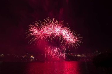Siyah gökyüzüne karşı renkli havai fişekler