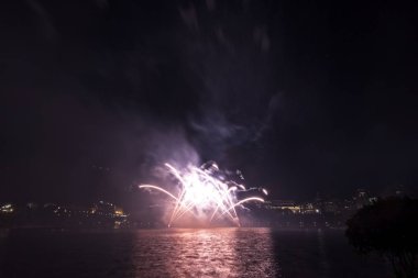 Siyah gökyüzüne karşı renkli havai fişekler