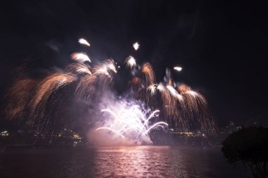 Siyah gökyüzüne karşı renkli havai fişekler