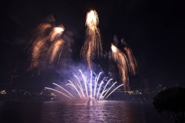 Siyah gökyüzüne karşı renkli havai fişekler