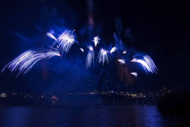 Siyah gökyüzüne karşı renkli havai fişekler