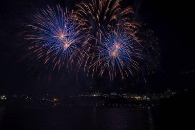Siyah gökyüzüne karşı renkli havai fişekler