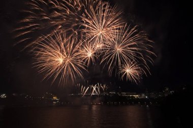 Siyah gökyüzüne karşı renkli havai fişekler