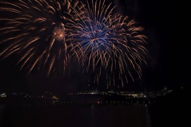 Siyah gökyüzüne karşı renkli havai fişekler