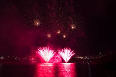 Siyah gökyüzüne karşı renkli havai fişekler
