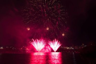 Siyah gökyüzüne karşı renkli havai fişekler