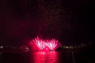 Siyah gökyüzüne karşı renkli havai fişekler