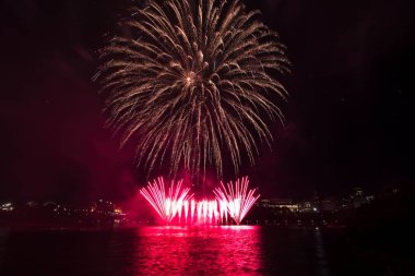 Siyah gökyüzüne karşı renkli havai fişekler