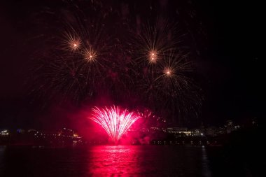 Siyah gökyüzüne karşı renkli havai fişekler