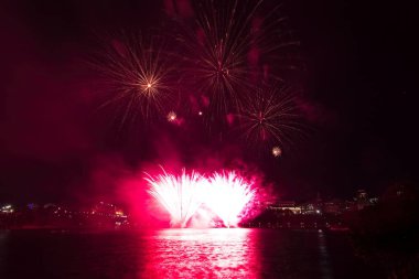 Siyah gökyüzüne karşı renkli havai fişekler