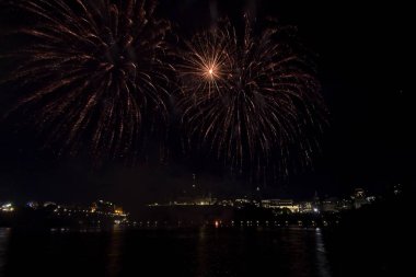 Siyah gökyüzüne karşı renkli havai fişekler