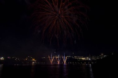 Siyah gökyüzüne karşı renkli havai fişekler
