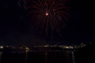 Siyah gökyüzüne karşı renkli havai fişekler
