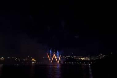 Siyah gökyüzüne karşı renkli havai fişekler