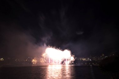 Siyah gökyüzüne karşı renkli havai fişekler