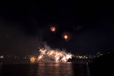 Siyah gökyüzüne karşı renkli havai fişekler