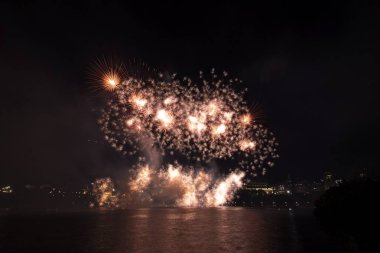 Siyah gökyüzüne karşı renkli havai fişekler