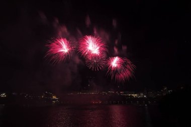 Siyah gökyüzüne karşı renkli havai fişekler