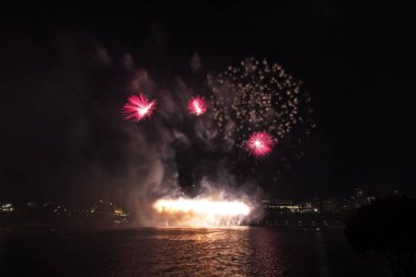 Siyah gökyüzüne karşı renkli havai fişekler
