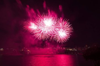 Siyah gökyüzüne karşı renkli havai fişekler