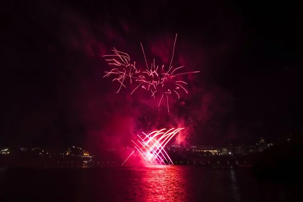 Fuegos Artificiales Colores Contra Cielo Negro — Foto de Stock