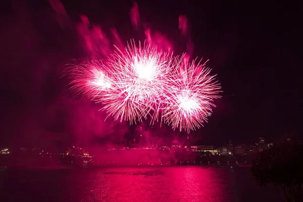 Siyah gökyüzüne karşı renkli havai fişekler