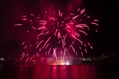 Siyah gökyüzüne karşı renkli havai fişekler