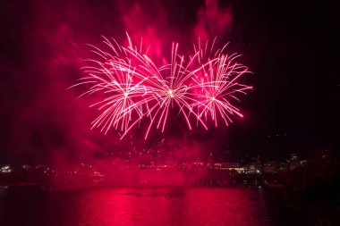 Siyah gökyüzüne karşı renkli havai fişekler