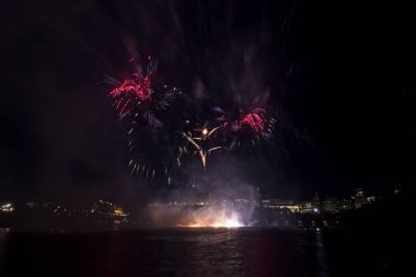 Siyah gökyüzüne karşı renkli havai fişekler