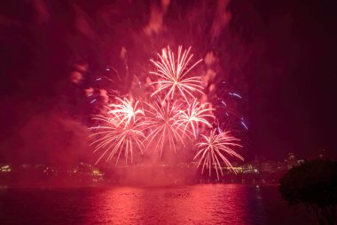 Siyah gökyüzüne karşı renkli havai fişekler