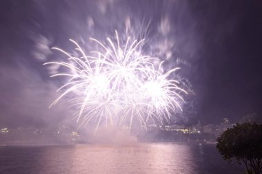 Siyah gökyüzüne karşı renkli havai fişekler