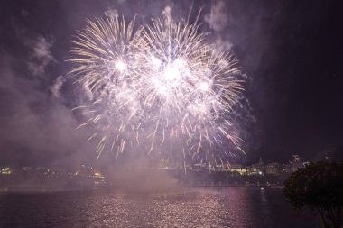 Siyah gökyüzüne karşı renkli havai fişekler