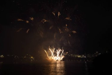 Siyah gökyüzüne karşı renkli havai fişekler