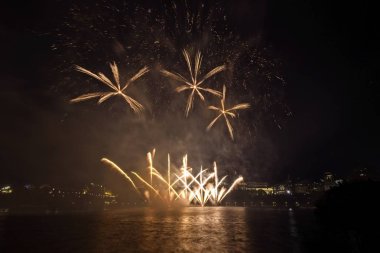 Siyah gökyüzüne karşı renkli havai fişekler
