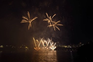 Siyah gökyüzüne karşı renkli havai fişekler