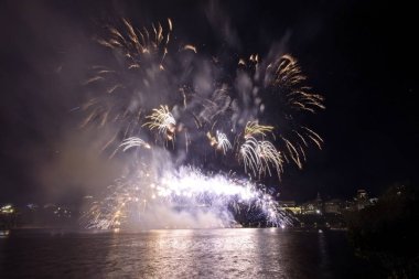 Siyah gökyüzüne karşı renkli havai fişekler