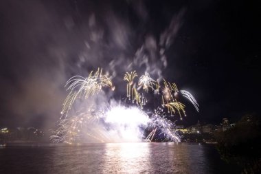 Siyah gökyüzüne karşı renkli havai fişekler