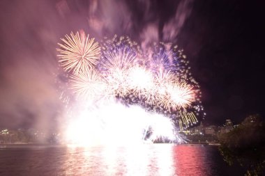 Siyah gökyüzüne karşı renkli havai fişekler